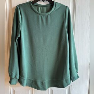 NWOT Women's Green Long Sleeve Top